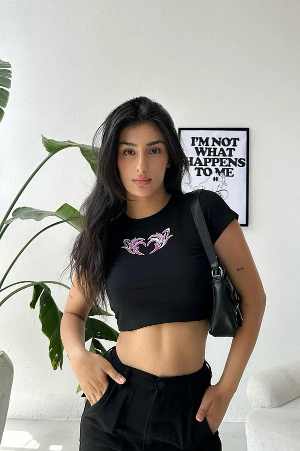 Black Baby Tee Crop Top with Tribal Flame Print – Trendy & Chic Color Black
