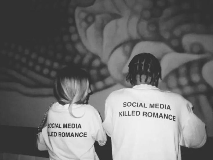 Minimalist Statement T-Shirt – “Social Media Killed Romance” Bold Print